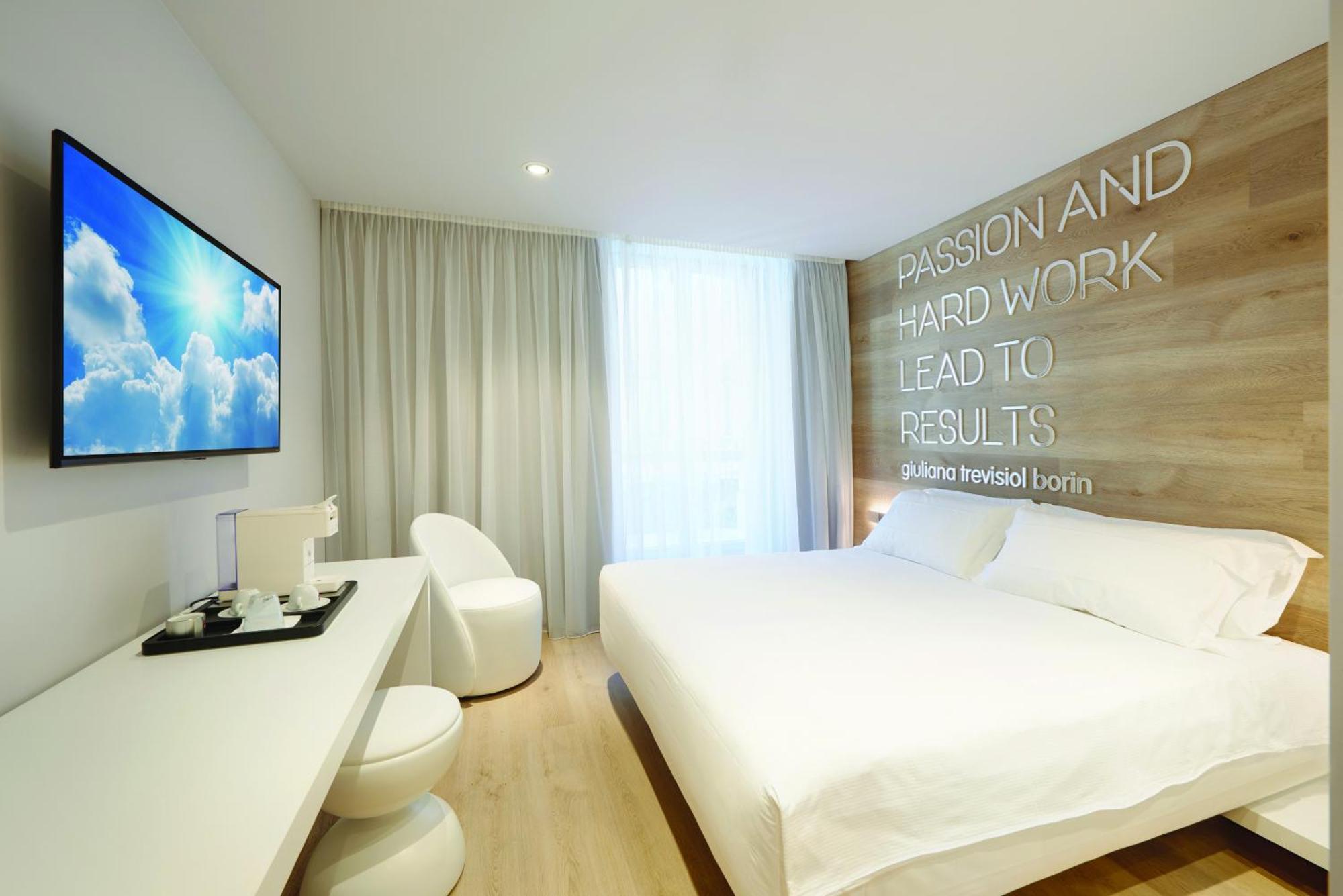 Youme Design Place Hotel Триест Екстериор снимка