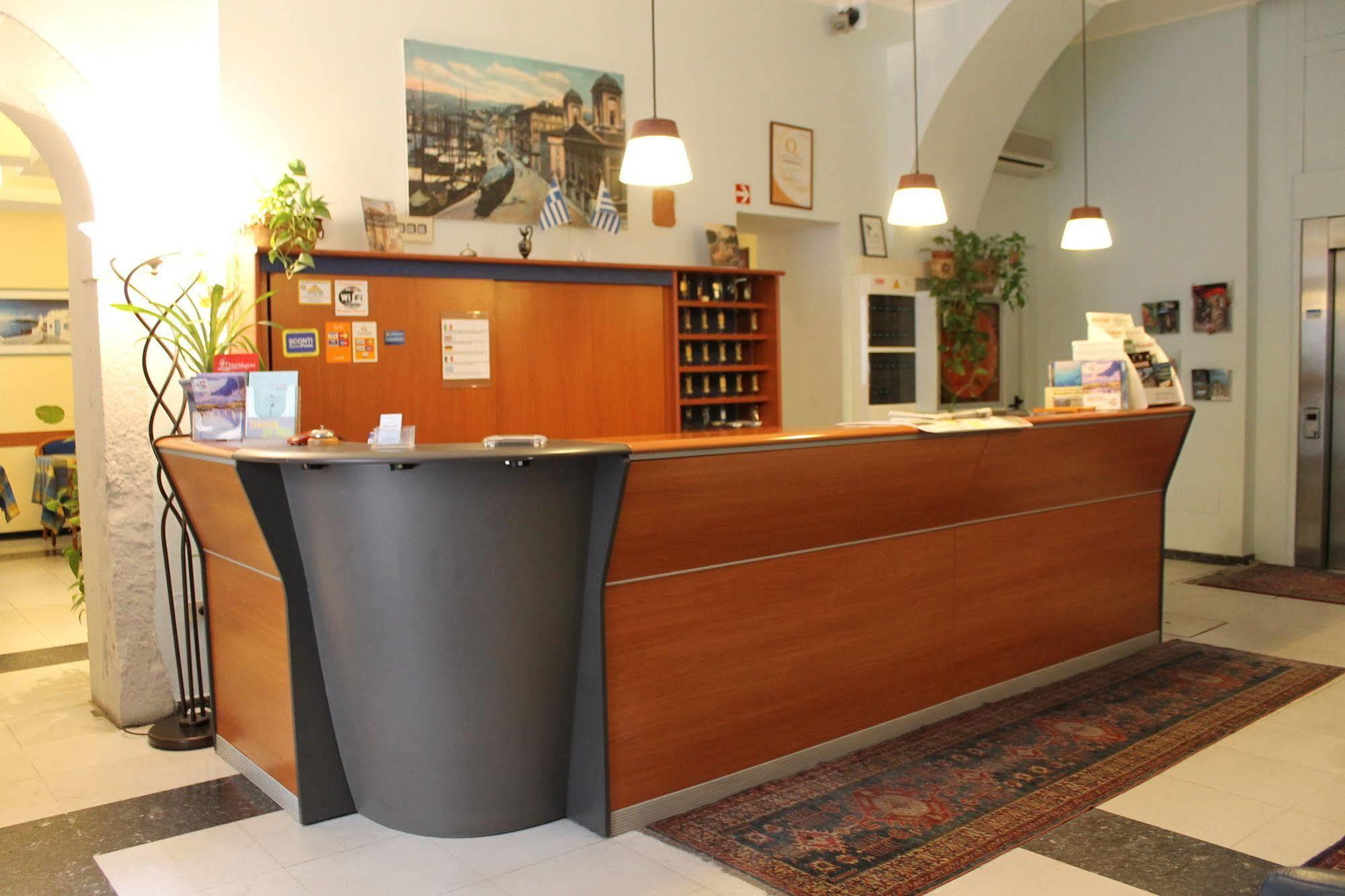 Youme Design Place Hotel Триест Екстериор снимка