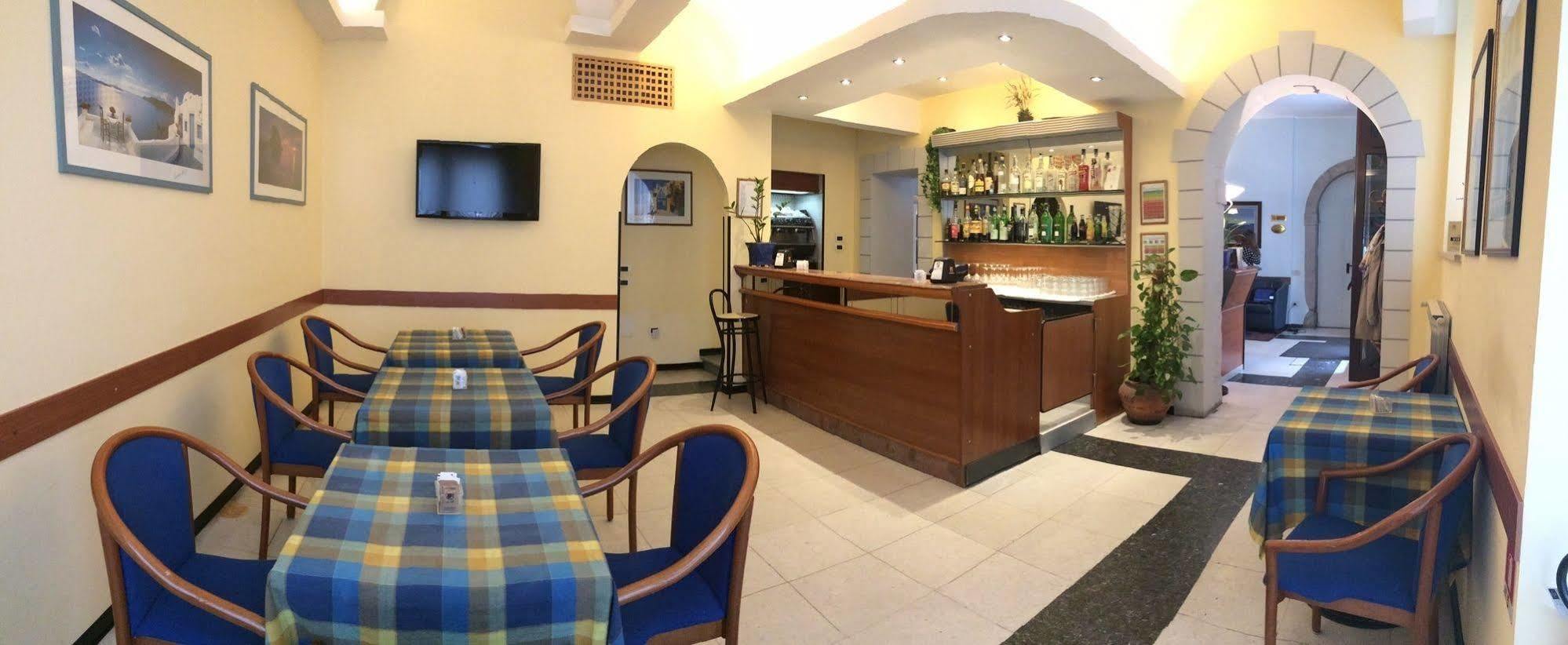 Youme Design Place Hotel Триест Екстериор снимка