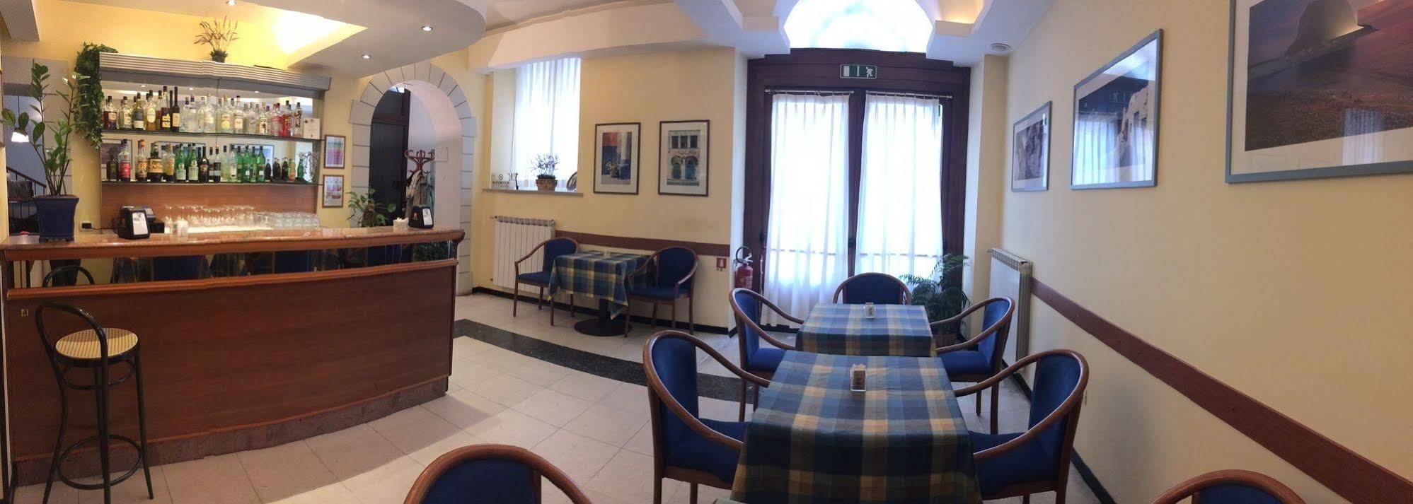 Youme Design Place Hotel Триест Екстериор снимка