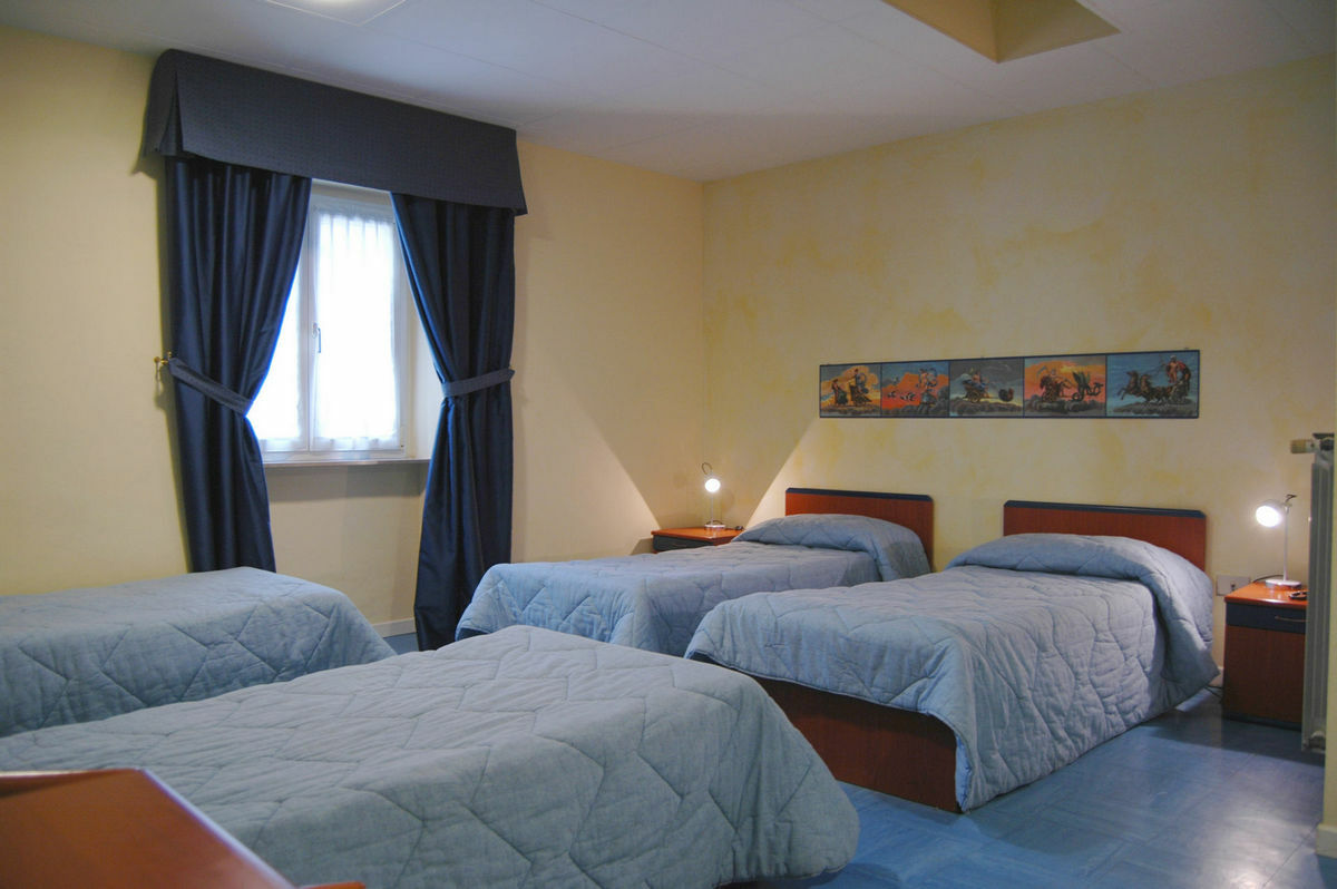 Youme Design Place Hotel Триест Екстериор снимка