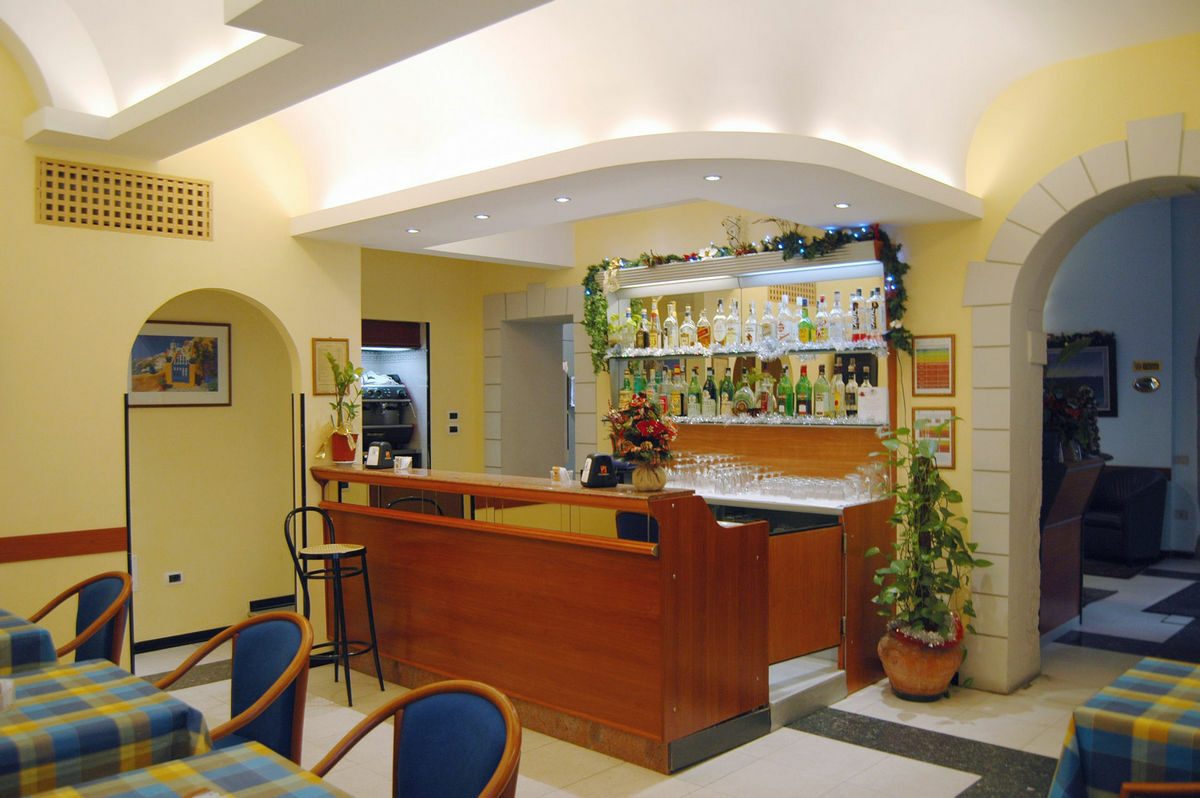 Youme Design Place Hotel Триест Екстериор снимка